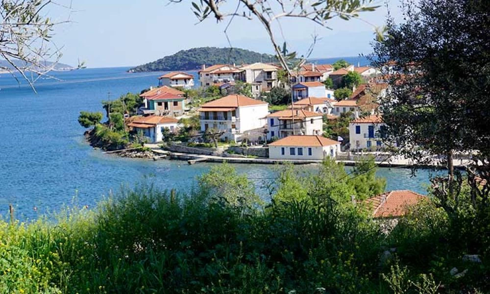Τριζόνια: Μια βόλτα στο μοναδικό κατοικημένο νησί του Κορινθιακού